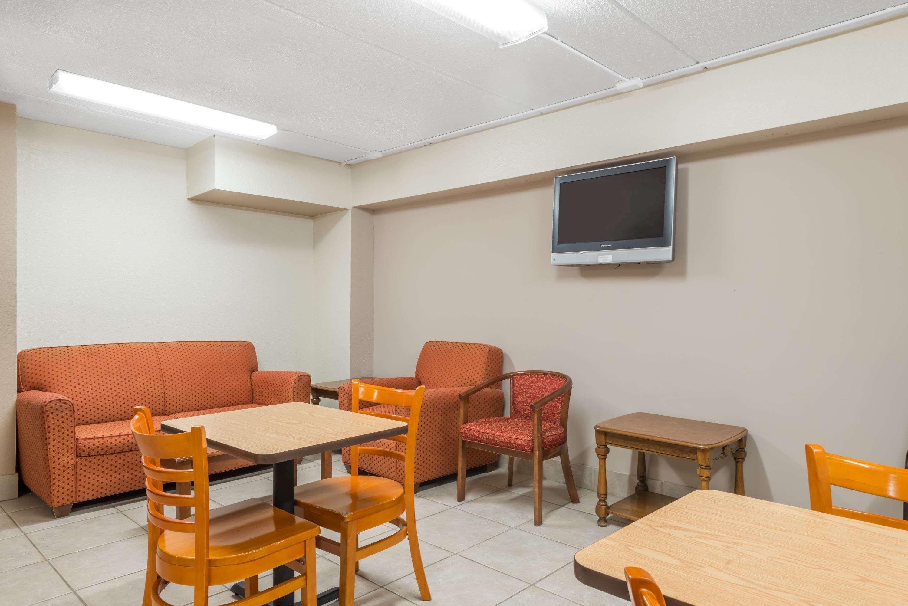 Super 8 By Wyndham Danbury Motel Ngoại thất bức ảnh
