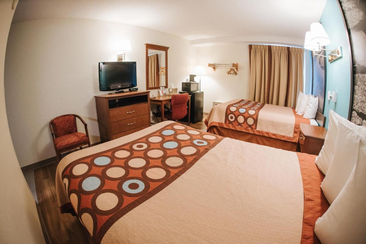 Super 8 By Wyndham Danbury Motel Ngoại thất bức ảnh