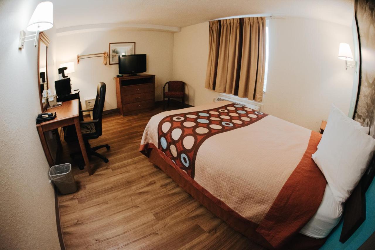 Super 8 By Wyndham Danbury Motel Ngoại thất bức ảnh